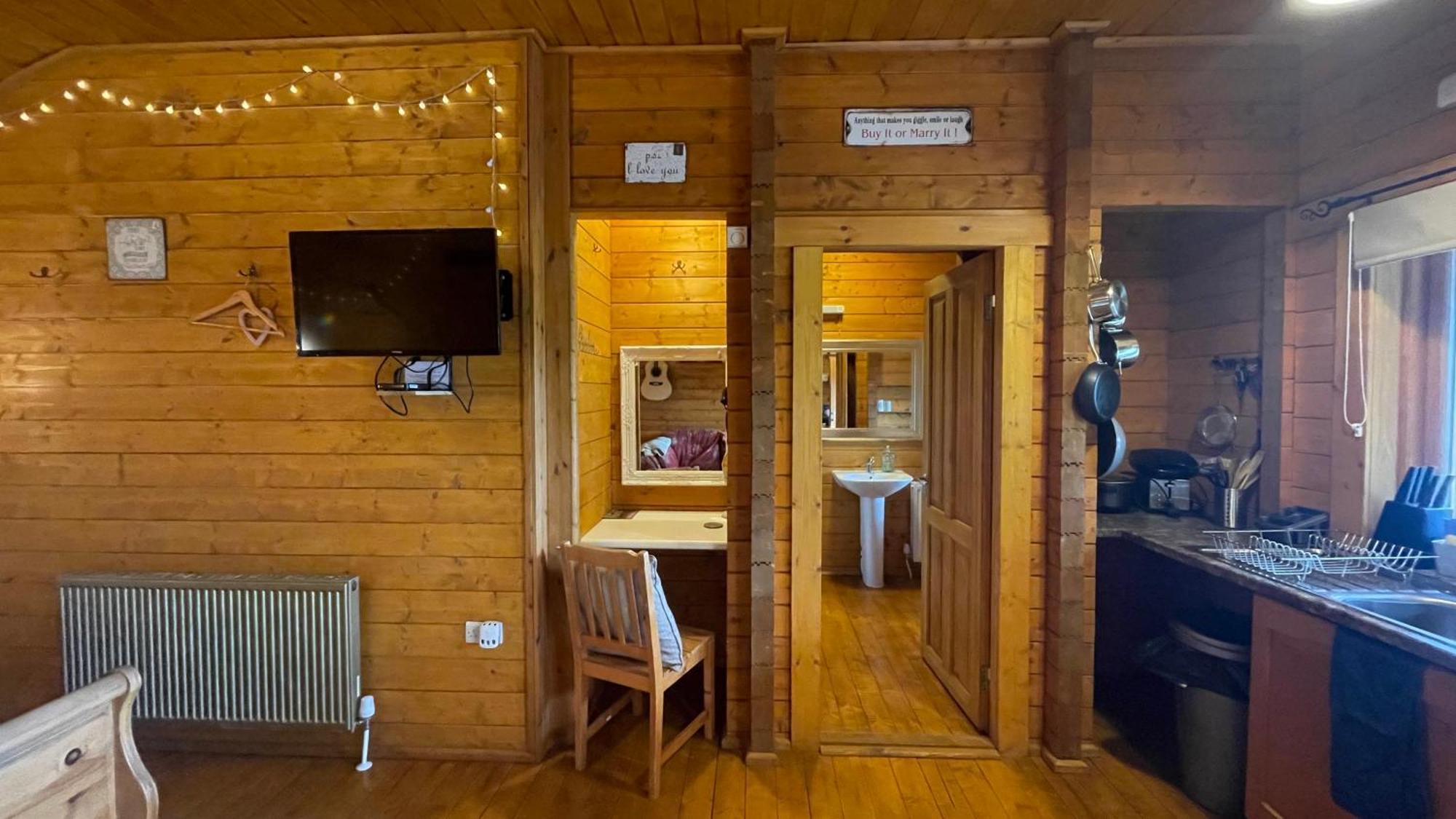 Blossom Cabin - Little Log Cabin In Wales Newtown  Exteriör bild